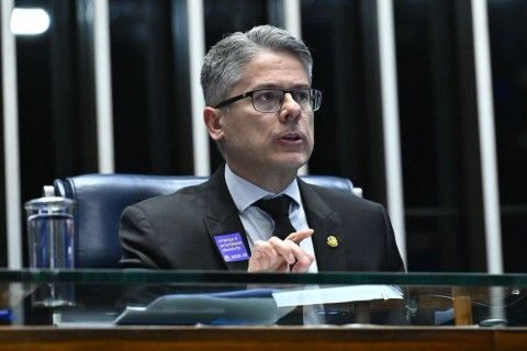 O Alvo do Centro: Por que Alessandro Vieira é o Senador Mais Atacado pelas Extremidades?