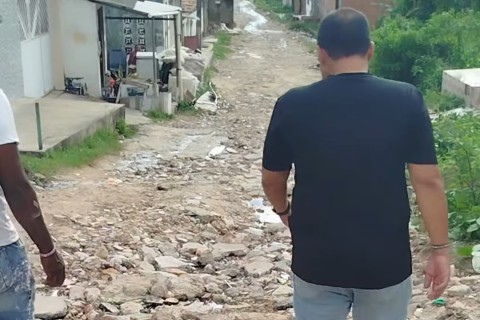 DESCASO HISTÓRICO: População do Tijuquinha espera há duas décadas por melhorias na Rua Tancredo Neves
