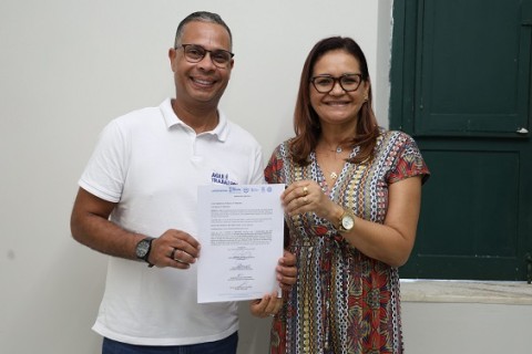 O prefeito de São Cristóvão, Júlio Nascimento, assinou na tarde desta quarta-feira, 4, a ordem de serviço para a construção de uma nova creche no município.