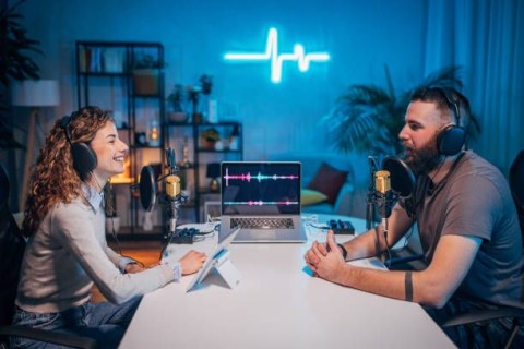Apresentadores de podcast moldam a confiança do público em marcas, diz estudo