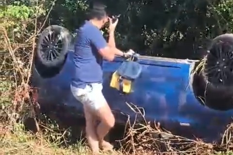 Carro capota em São Cristóvão próximo do Luís alves